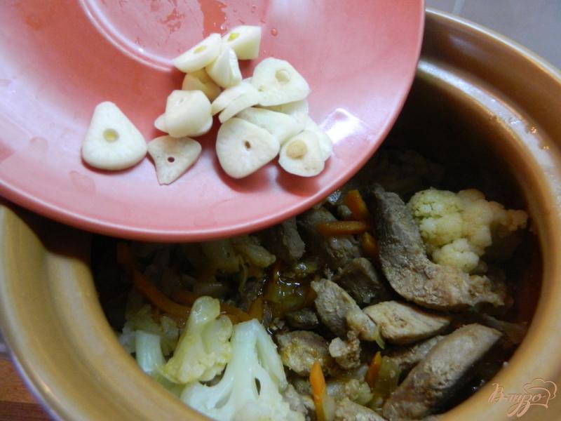 Фото приготовление рецепта: Тушеная свинина с овощами шаг №7