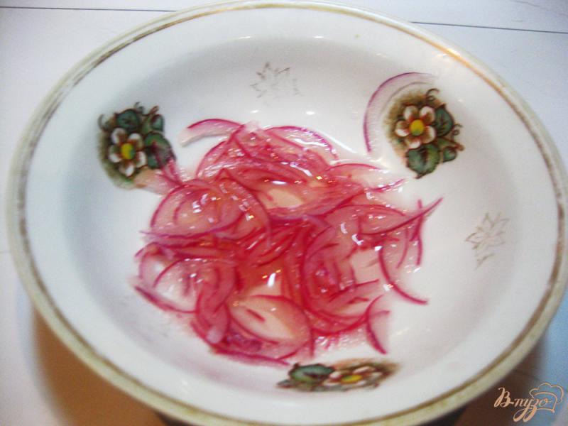 Фото приготовление рецепта: Салат с краснокачанной капустой и сухариками шаг №2