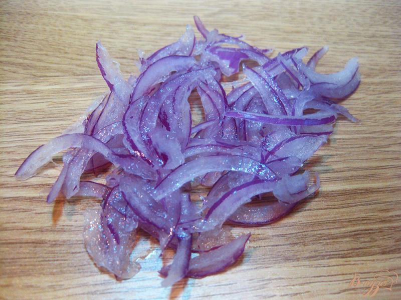 Фото приготовление рецепта: Салат с краснокачанной капустой и сухариками шаг №1