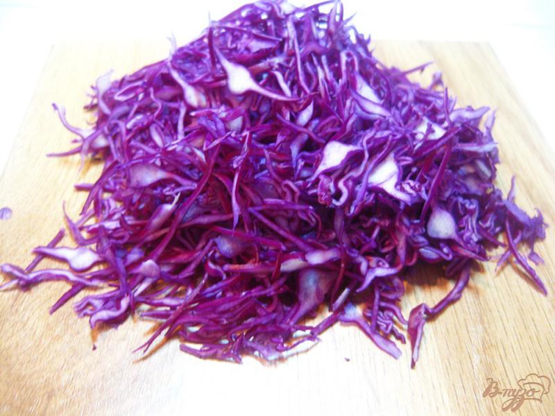 Фото приготовление рецепта: Салат с краснокачанной капустой и сухариками шаг №3