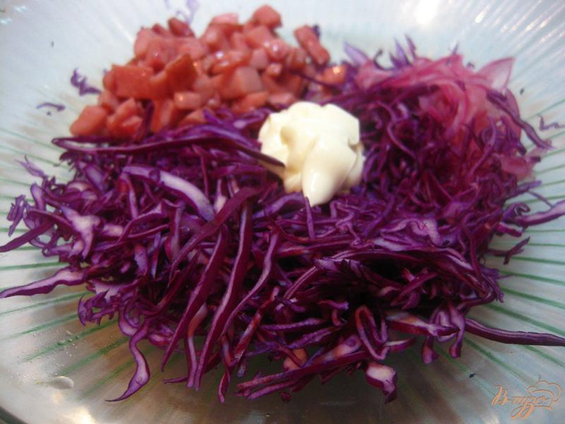 Фото приготовление рецепта: Салат с краснокачанной капустой и сухариками шаг №6