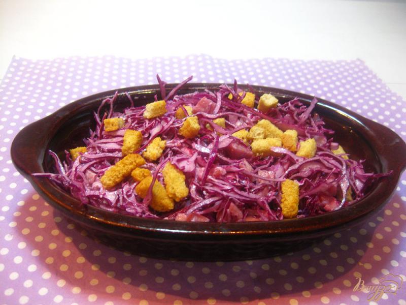 Фото приготовление рецепта: Салат с краснокачанной капустой и сухариками шаг №7