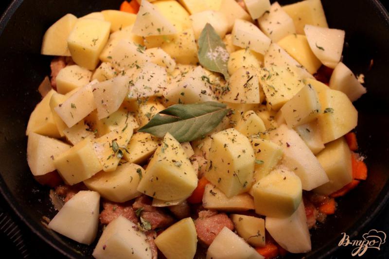 Фото приготовление рецепта: Картофель тушеный со свининой и овощами шаг №3
