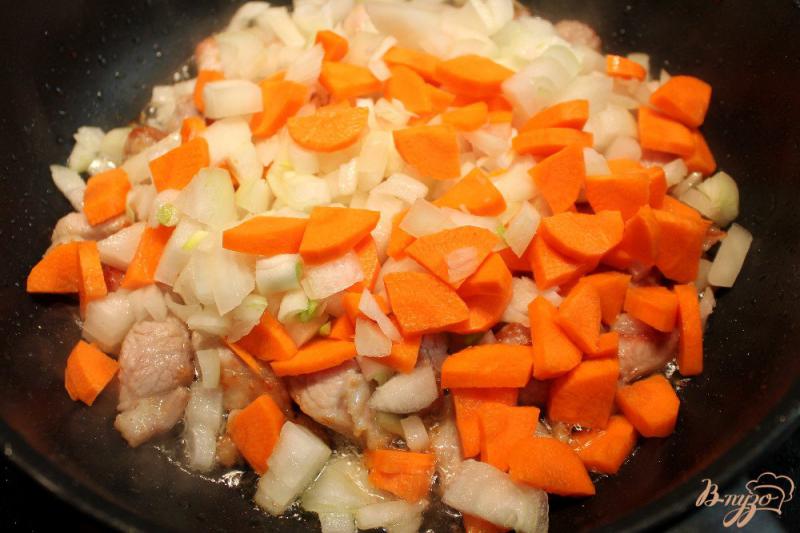 Фото приготовление рецепта: Картофель тушеный со свининой и овощами шаг №2