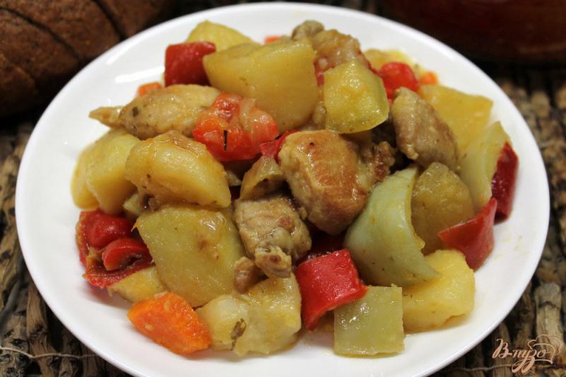 Фото приготовление рецепта: Картофель тушеный со свининой и овощами шаг №5