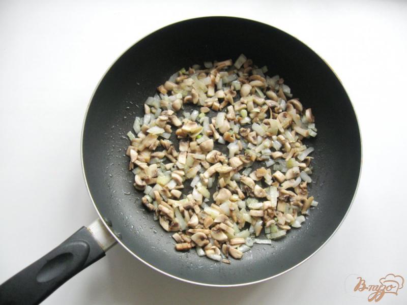 Фото приготовление рецепта: Салат из свеклы с грибами шаг №2