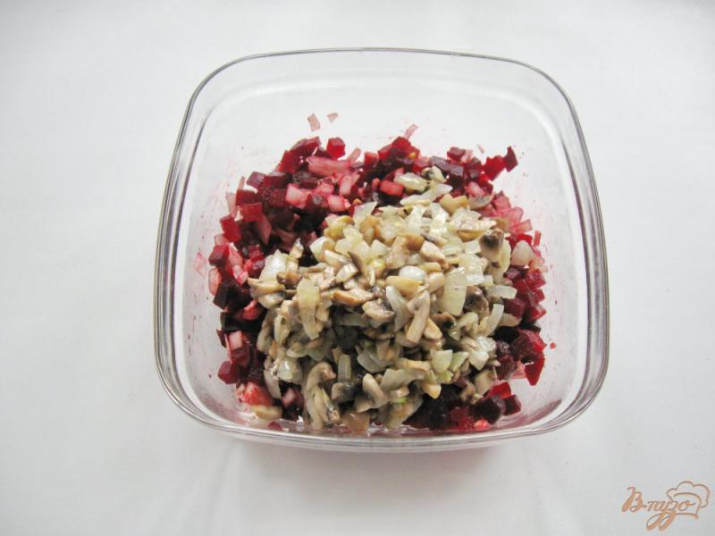 Фото приготовление рецепта: Салат из свеклы с грибами шаг №6