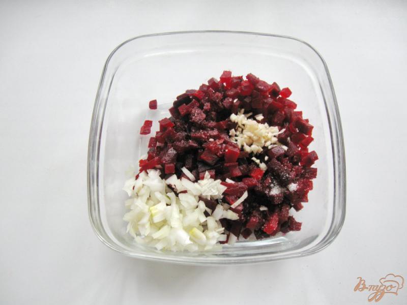 Фото приготовление рецепта: Салат из свеклы с грибами шаг №4