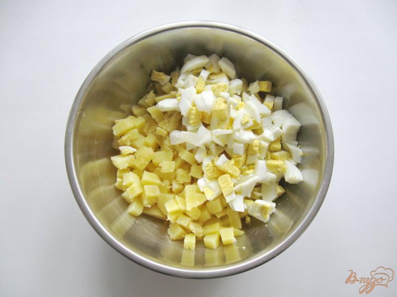 Фото приготовление рецепта: Салат из яиц и картофеля шаг №5