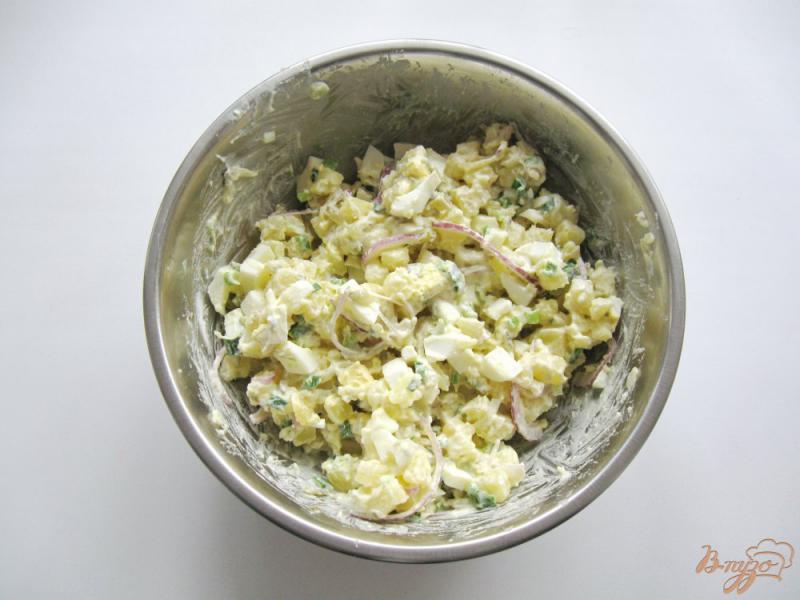 Фото приготовление рецепта: Салат из яиц и картофеля шаг №8