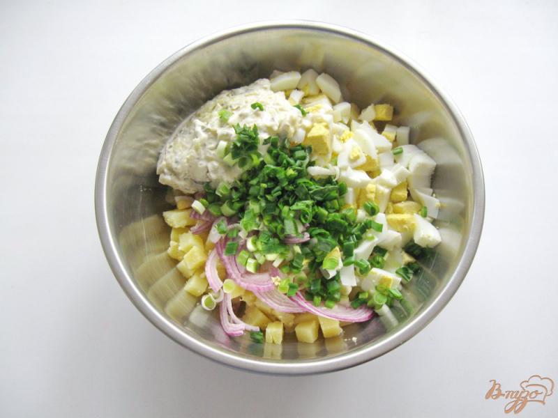 Фото приготовление рецепта: Салат из яиц и картофеля шаг №7