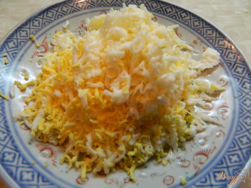 Фото приготовление рецепта: Салат весенний с сыром сулугуни и черносливом шаг №2