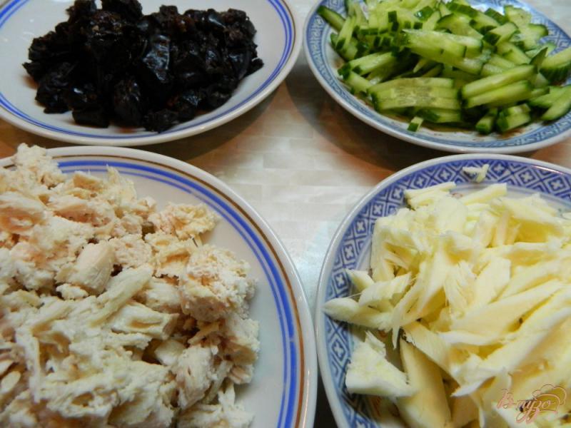 Фото приготовление рецепта: Салат весенний с сыром сулугуни и черносливом шаг №1
