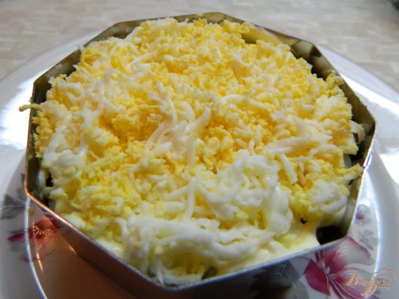 Фото приготовление рецепта: Салат весенний с сыром сулугуни и черносливом шаг №7