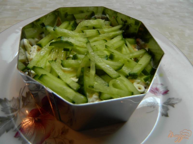 Фото приготовление рецепта: Салат весенний с сыром сулугуни и черносливом шаг №5