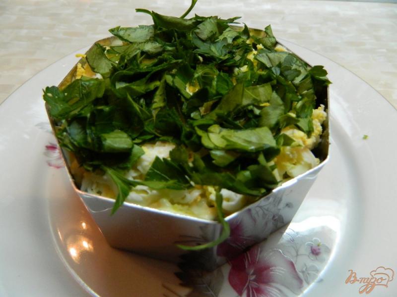 Фото приготовление рецепта: Салат весенний с сыром сулугуни и черносливом шаг №8