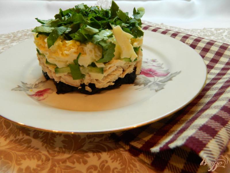Фото приготовление рецепта: Салат весенний с сыром сулугуни и черносливом шаг №9