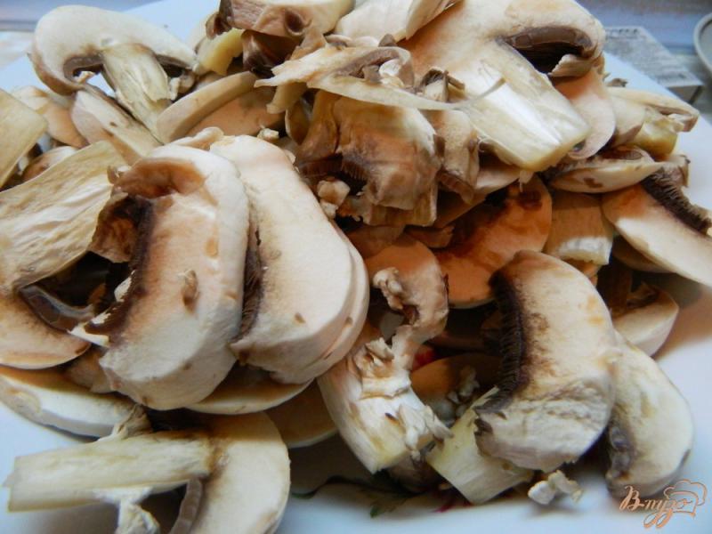 Фото приготовление рецепта: Картофель с грибами и сметаной запеченный в духовке шаг №2