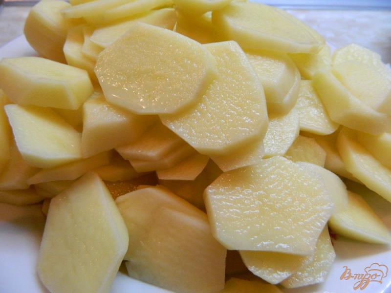 Фото приготовление рецепта: Картофель с грибами и сметаной запеченный в духовке шаг №3