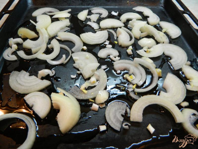Фото приготовление рецепта: Картофель с грибами и сметаной запеченный в духовке шаг №4