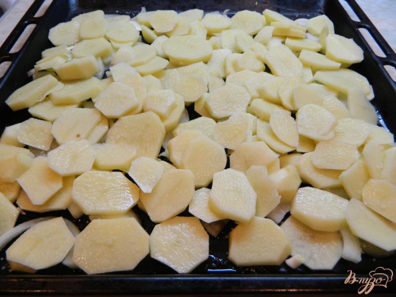 Фото приготовление рецепта: Картофель с грибами и сметаной запеченный в духовке шаг №5