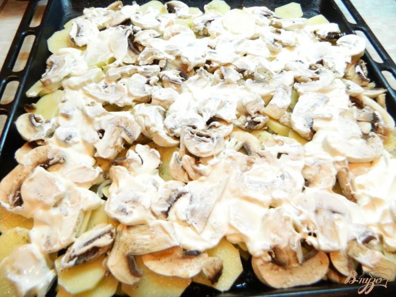 Фото приготовление рецепта: Картофель с грибами и сметаной запеченный в духовке шаг №7