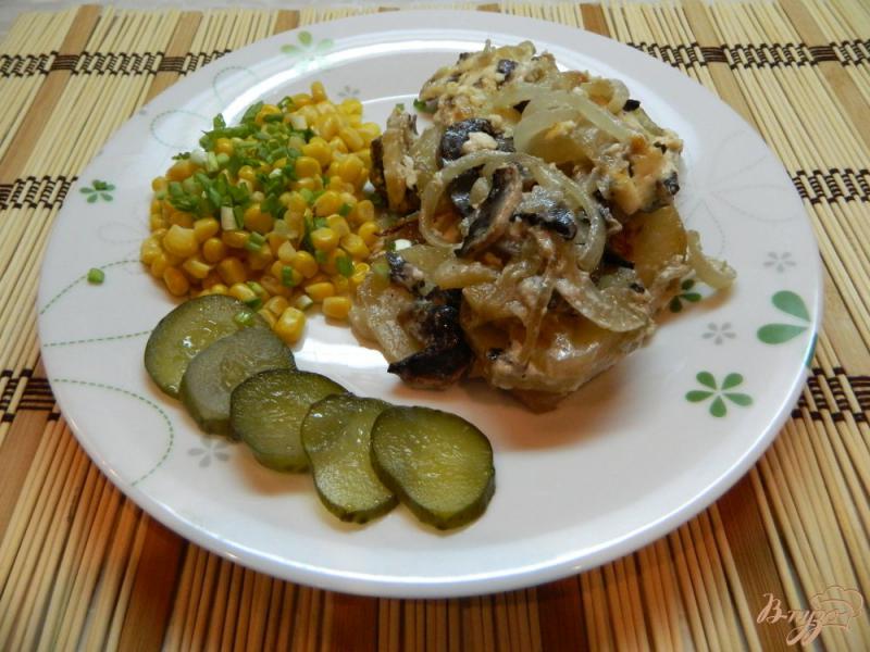 Фото приготовление рецепта: Картофель с грибами и сметаной запеченный в духовке шаг №8
