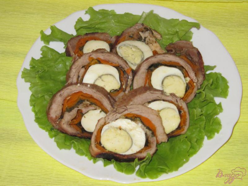 Фото приготовление рецепта: Мясной рулет с яйцом, щавелем и морковью шаг №11