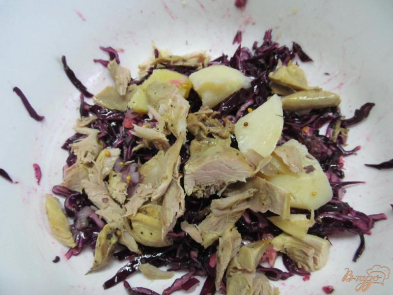 Фото приготовление рецепта: Салат из красной капусты с курицей грушей и картошкой шаг №2