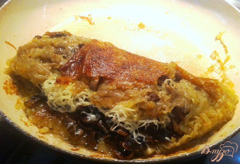 Фото приготовление рецепта: Картофельный блин с грибами шаг №8