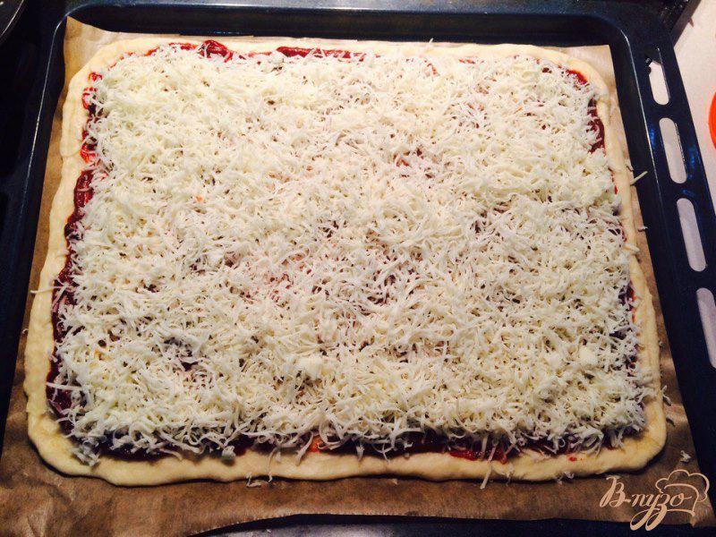 Фото приготовление рецепта: Пицца с салями, ветчиной и шампиньонами шаг №3