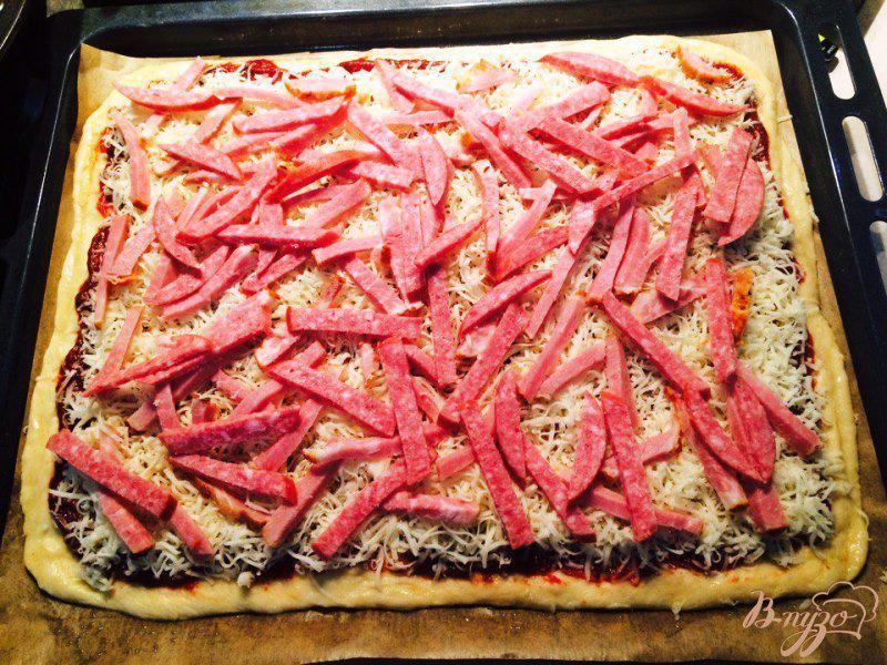 Фото приготовление рецепта: Пицца с салями, ветчиной и шампиньонами шаг №4