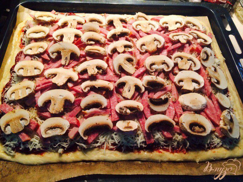 Фото приготовление рецепта: Пицца с салями, ветчиной и шампиньонами шаг №5
