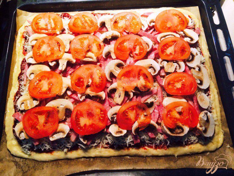 Фото приготовление рецепта: Пицца с салями, ветчиной и шампиньонами шаг №6