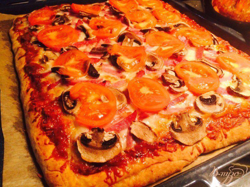 Фото приготовление рецепта: Пицца с салями, ветчиной и шампиньонами шаг №7