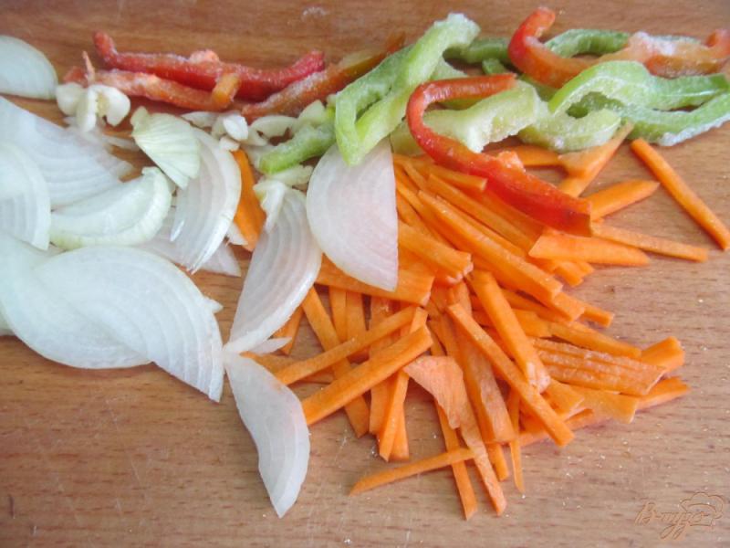 Фото приготовление рецепта: Свинина с рисом и овощами шаг №3