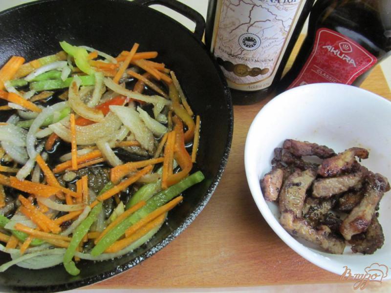 Фото приготовление рецепта: Свинина с рисом и овощами шаг №4