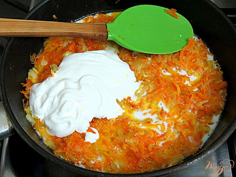 Фото приготовление рецепта: Зелёный горошек в сметанно - молочном соусе шаг №4