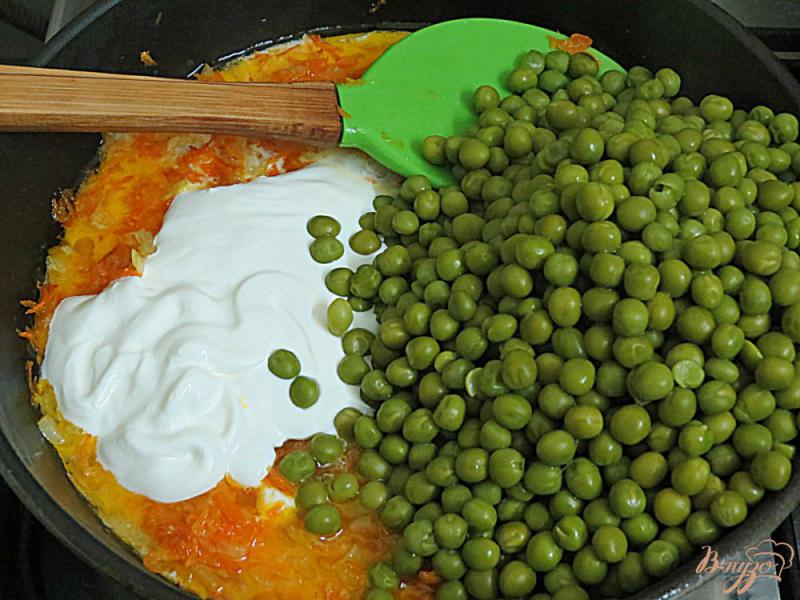 Фото приготовление рецепта: Зелёный горошек в сметанно - молочном соусе шаг №5