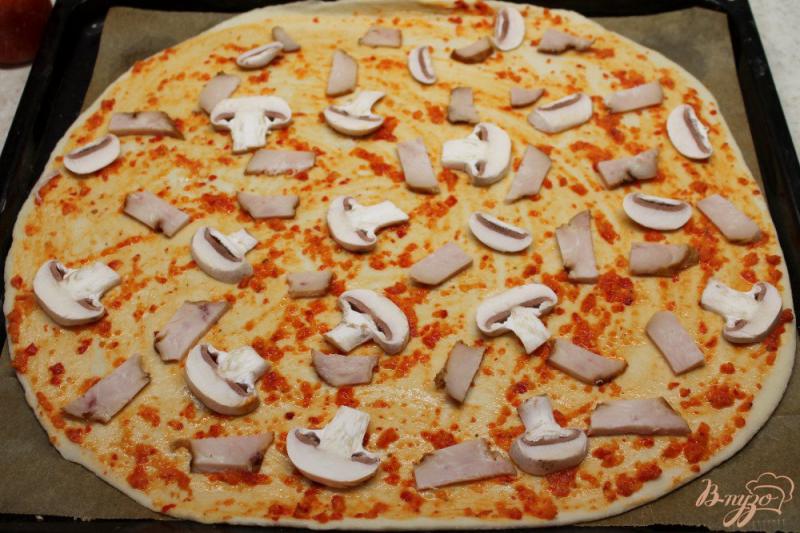 Фото приготовление рецепта: Пицца с шампиньонами и ветчиной шаг №6