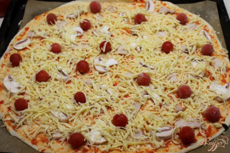 Фото приготовление рецепта: Пицца с шампиньонами и ветчиной шаг №7