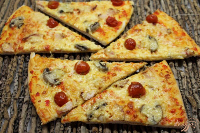 Фото приготовление рецепта: Пицца с шампиньонами и ветчиной шаг №8