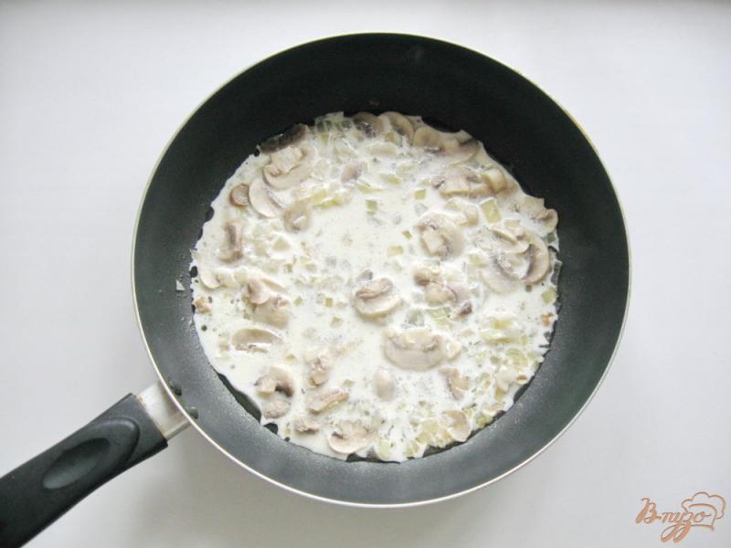 Фото приготовление рецепта: Фрикадельки в сливках с грибами шаг №4