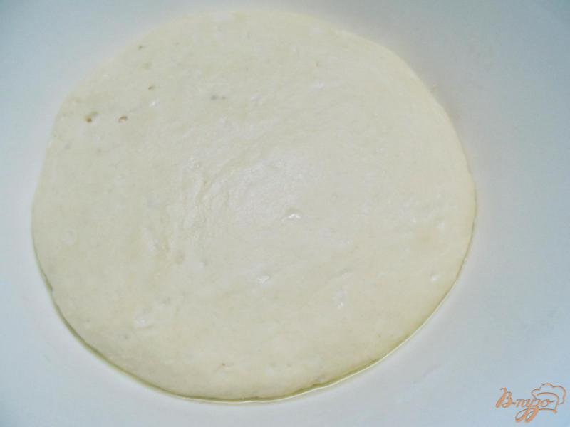 Фото приготовление рецепта: Дрожжевые пирожки с сырой колбасой чоризо шаг №3