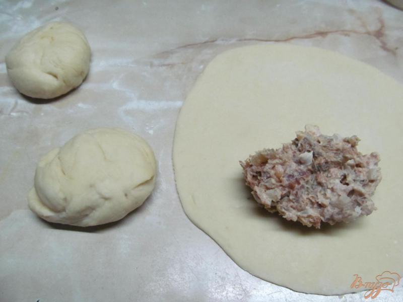 Фото приготовление рецепта: Дрожжевые пирожки с сырой колбасой чоризо шаг №6