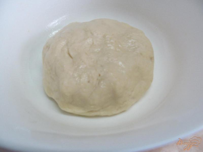 Фото приготовление рецепта: Дрожжевые пирожки с сырой колбасой чоризо шаг №2