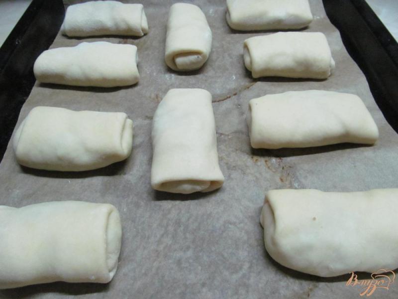 Фото приготовление рецепта: Дрожжевые пирожки с сырой колбасой чоризо шаг №7