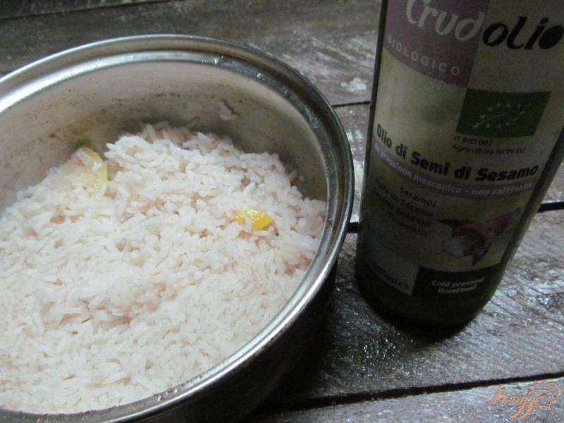 Фото приготовление рецепта: Рис с кунжутом и лимоном шаг №4