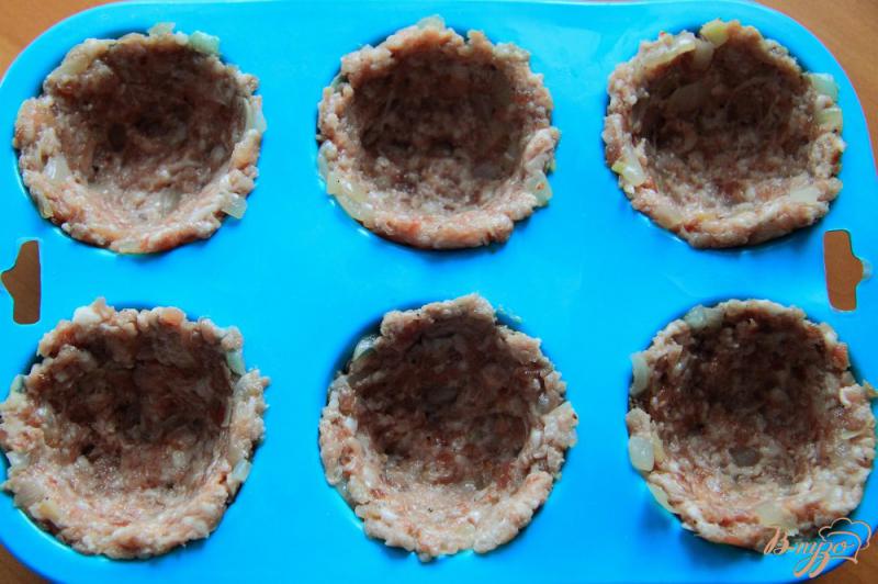 Фото приготовление рецепта: Мясные кексы с сырно-яичной начинкой шаг №3