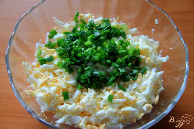 Фото приготовление рецепта: Гренки с яйцом и селедкой шаг №3